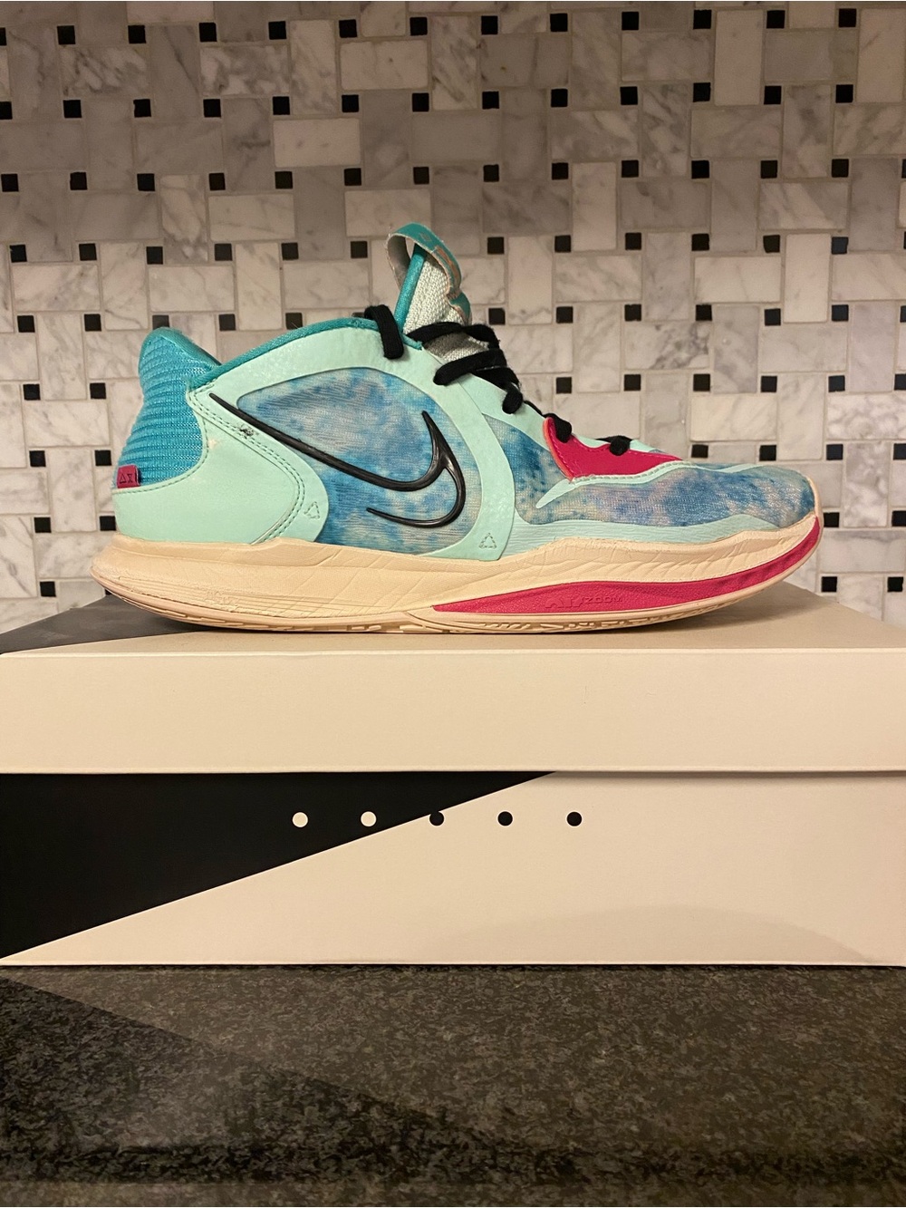 Nike Kylie Low 5 basketball shoes - size 10 with original box
